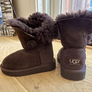 UGGS BABY TODDLER SIZE US 6 Ugg Bailey Button baby toddler button suede Sherling